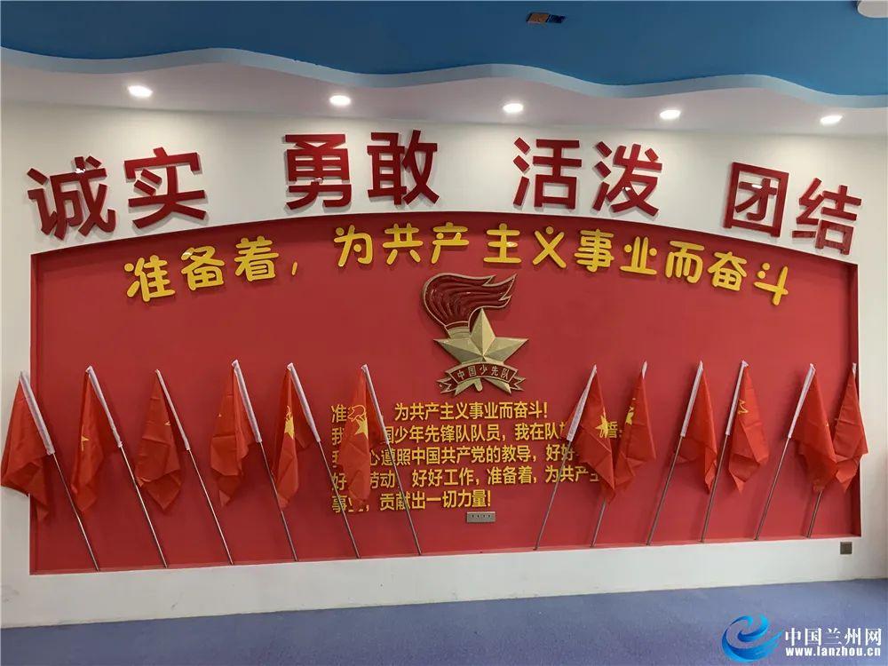 逃离金刚鹦鹉森林